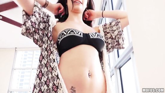 Обалденная брюнетка трахается с сожителем в пентхаусе