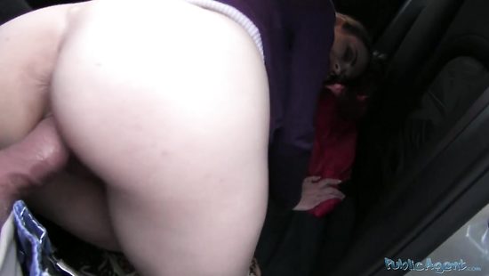 Мужик снял телку и трахнул в машине за городом