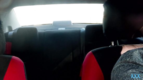 Трахает на заднем сиденье рыжую попутчицу