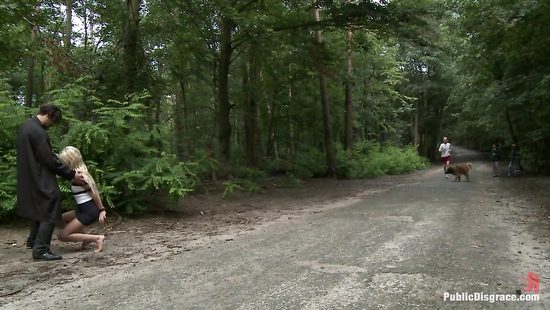 Худой, связанной блондинке маньяк дал на клык в лесу