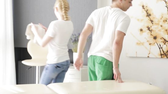 Массаж блондинки переходящий в нежный секс