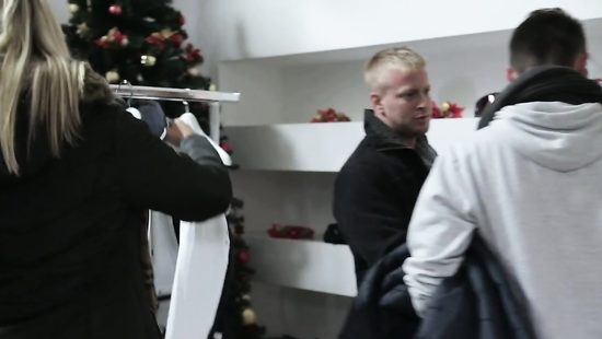 Трахает рыжую красотку в примерочной магазина