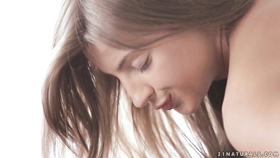 Знаменитая красотка Мария Рябушкина раздевается и дрочит в офисе