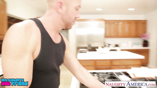 Две сестры уболтали лысого соседа на ЖМЖ секс на кухне