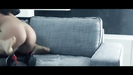 В красивом белье шикарная подруга ублажает бойфренда