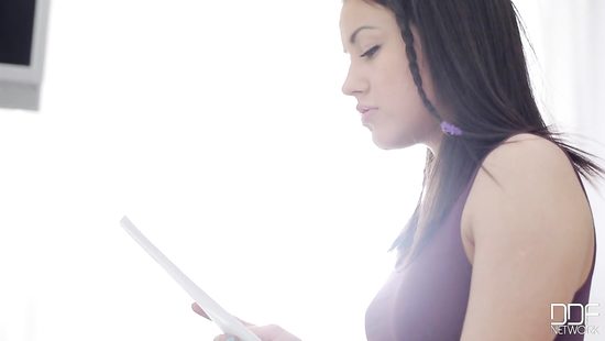 Русская пара измазавшись мукой трахается в анал на кухне