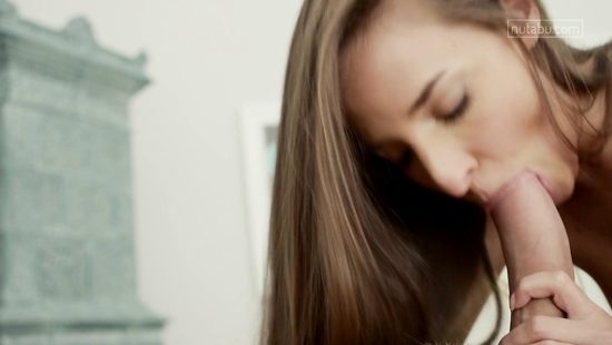 Длинноволосая красавица резвится в кровати с бойфрендом