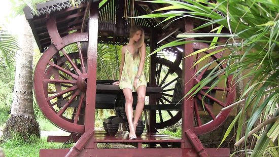 Anjelica позирует и раздевается на фотосессии