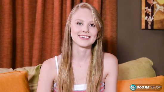 Накаченный продюсер ебет бледную блондинку на кастинге