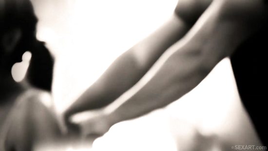 Два красавца пустили по кругу симпатичную сожительницу