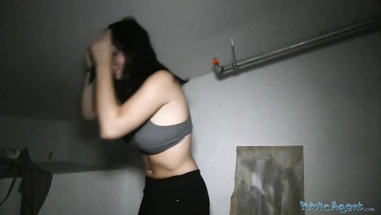 Брюнетка отсосала пикаперу и отдалась в подъезде за 1000 евро