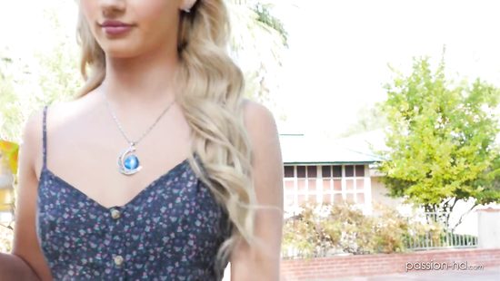 Обаятельная фанатка трахается прямо на теннисном корте