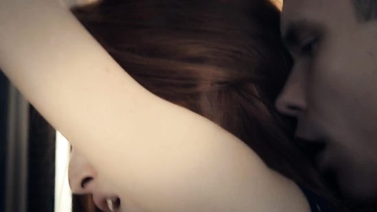 Связал рыжую красавицу и трахает стоя у зеркала