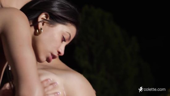 Ночью выебал двух телок на капоте Ferrari