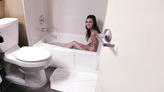 Красотку оформили два мужика на любительском кастинге