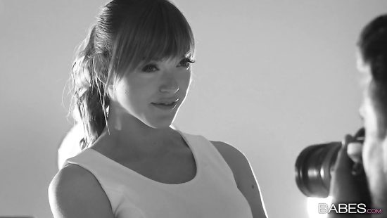 Элитная модель отдалась на фотосессии