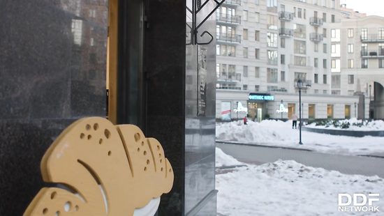 Подцепил русскую девчулю и трахнул на кухне