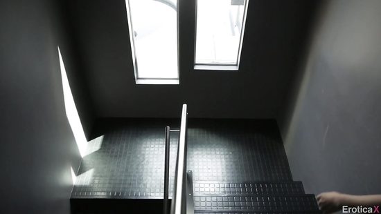 Танцующую подругу трахает на диване молодой парень