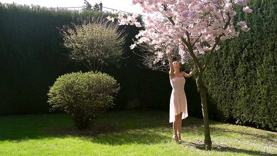 Красивое порно молодоженов на кожаном диване