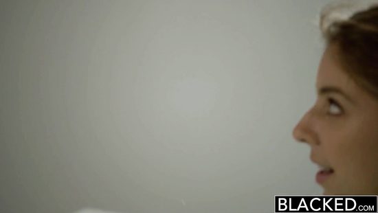 Негр трахает любовницу в ванной и на кровати