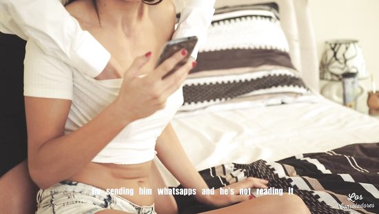 Мужик снимает на телефон секс с двумя лесбиянками