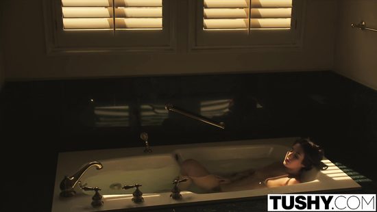 Две отпадные телки подцепили мужика у бассейна