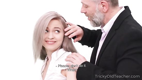 Молодая студентка трахается со старым преподом за зачёт