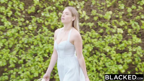 Грудастая любовница обожает сосать большой чёрный член