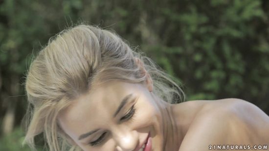 Барби в джинсовых шортах трахается на природе