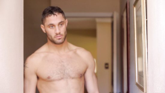 Спортсмен застукал фантазёрку в душе за мастурбацией и трахнул