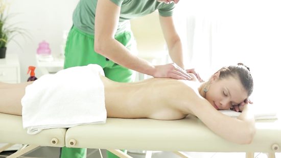 Массажист возбудил и трахнул клиентку