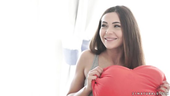 Сексуальная брюнетка встетила парня горячим сексом и оргазмом