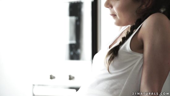 Футфетиш в белых носках с миниатюрной милашкой