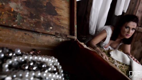 Порно на сеновале с хорошенькой крестьянкой