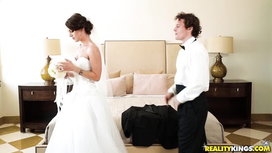 Мамочка после свадьбы учит невесту удовлетворять мужа в постели