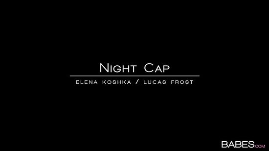 После ухода гостей муж трахает свою жену на кухонном столе