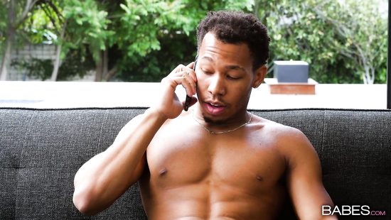 Белоснежная массажистка по полной обслужила темнокожего клиента