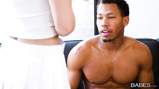 Белоснежная массажистка по полной обслужила темнокожего клиента