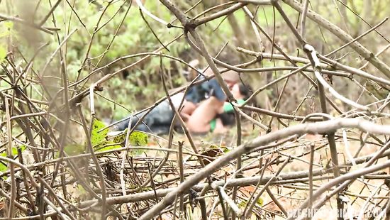 Чешка отсосала прохожему и отдалась в лесу