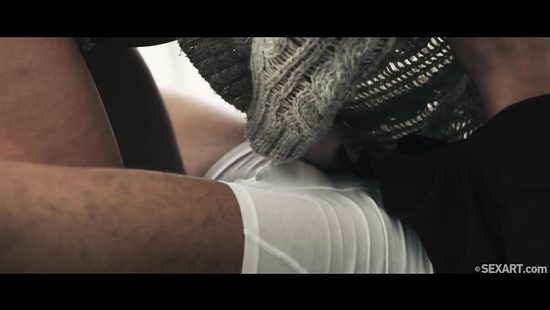 Девушка представляет как занимается сексом и ласкает свою киску через трусики