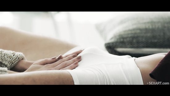 Девушка представляет как занимается сексом и ласкает свою киску через трусики