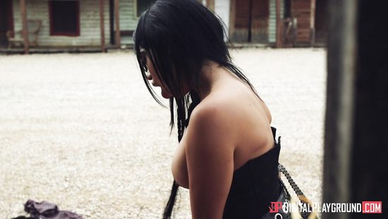 Ковбой жестко трахает негритянку прямо на улице и заливает лицо спермой