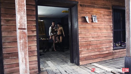 Ковбой трахает грудастую блондинку у камеры с заключенной