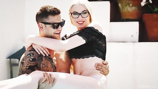 Высокая блондинка пригласила парня домой и занялась с ним сексом на диване