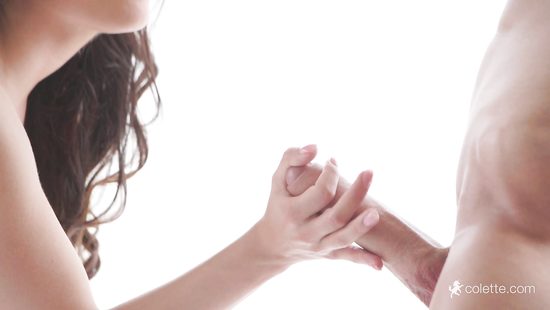 Брюнетка приняла от парня цветок и дала себя оттрахать в упругую задницу