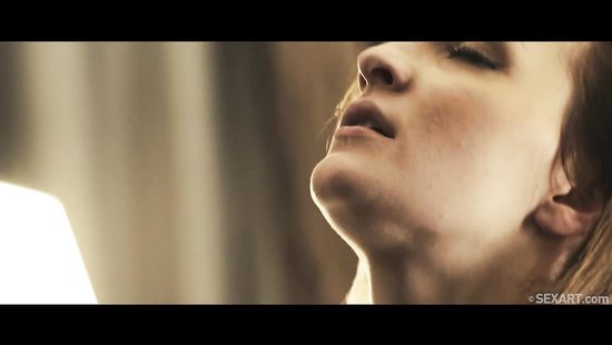 Начальник с помощницей играют в кабинете в господина и рабыню