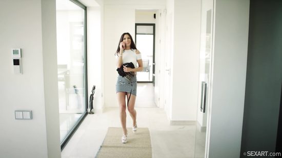 Подруга встретила парня дома и дала ему себя затрахать в разнообразных позах