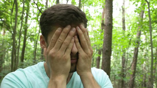 Спрятавшись от всех в лесу молодая парочка решила нежно потрахаться