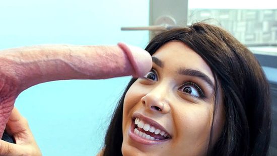 Молодая сестра трахается с лучшим другом своего брата в спальне