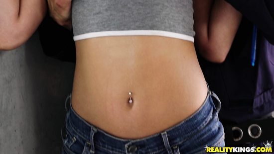 Жопастая чика в шортиках вызвала телемастера и трахнулась с ним на диване